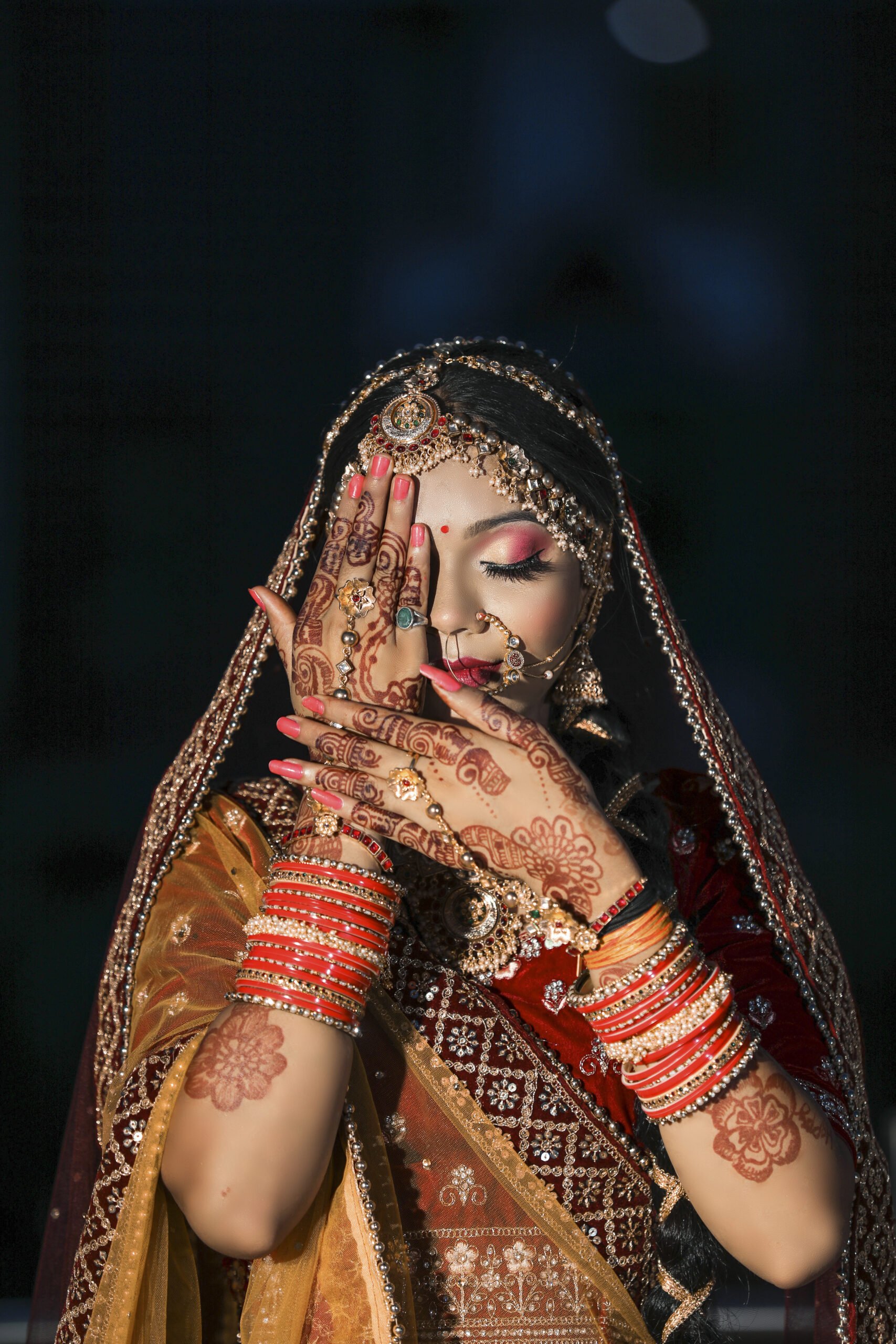 stunning-indian-bride-dressed-traditional-wedding-clothes-lehenga-embroidered-with-gold-jewellery